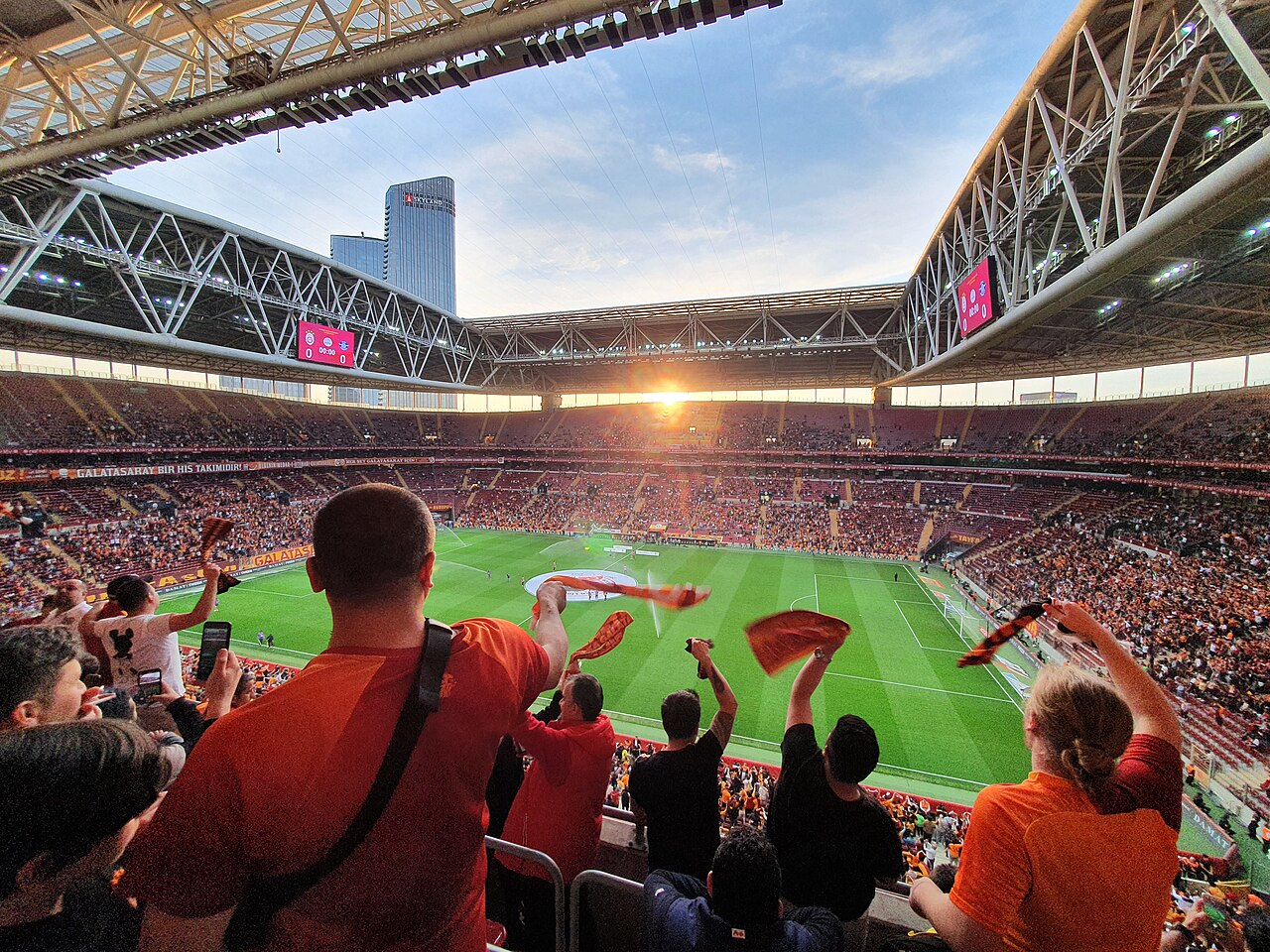 Galatasaray stadında tribünler ve saha, 16 Mayıs 2022 — arşiv fotoğrafı.
